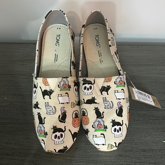 NWT Toms Halloween Black Cats Pumpkins Skulls Slip On Size 7 - Picture 4 of 8